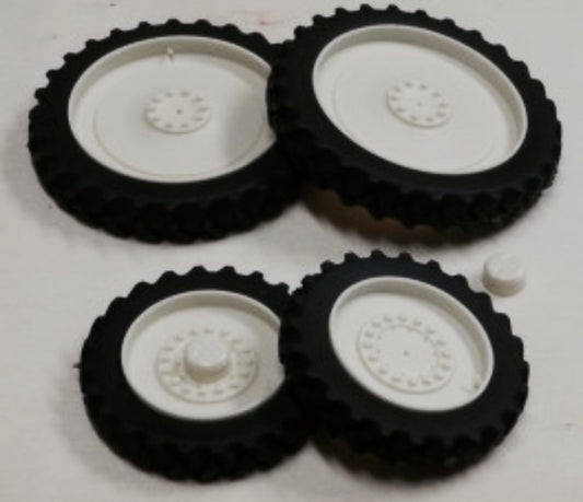 Set of 4 White Row Crop Wheels 1:32 Scale by Artisan 32 37012/W+B