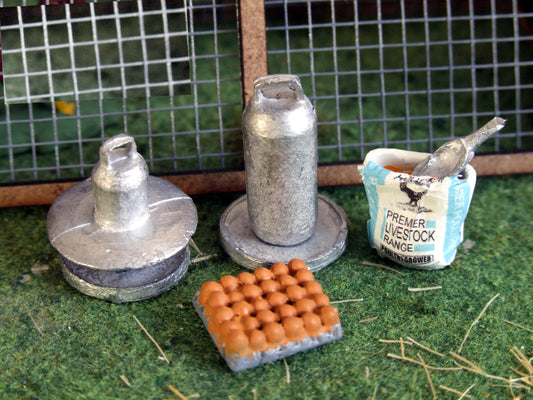 WM071 Poultry Keeping Equipment 1:32 Scale by HLT Miniatures