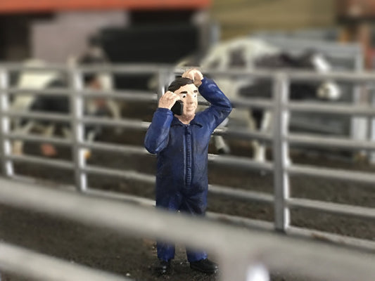 'Shortie' McLain Mechanic on Mobile Phone by 1:32 scale by HLT WM091