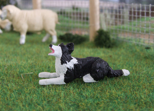WMA12 Border Collie Dog Lying Down Willow 1:32 Scale by HLT Miniatures