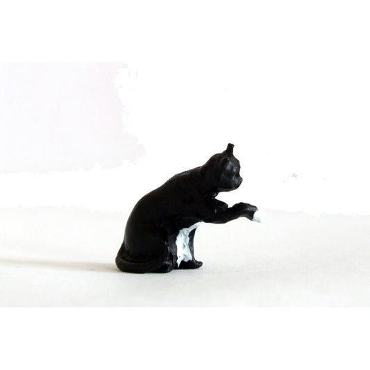 Cat with Paw Outstretched Black/Ginger/Tortoiseshell 1:32 Scale by HLT Miniatures WMA03