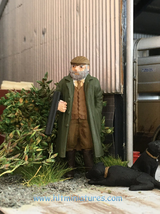 Farmer/Gamekeeper Figure with Gun 1:32 Scale FabScenics (Cat. No. FAB20)