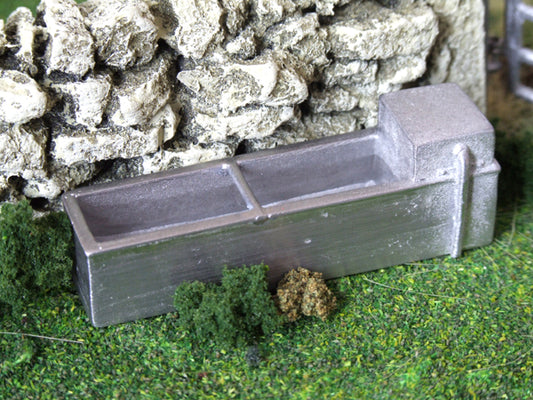 Water Trough with Water 1:32 Scale by HLT WM038W