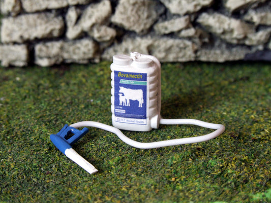 WM055C Cattle De-Wormer Drench Set 1:32 scale by HLT Miniatures