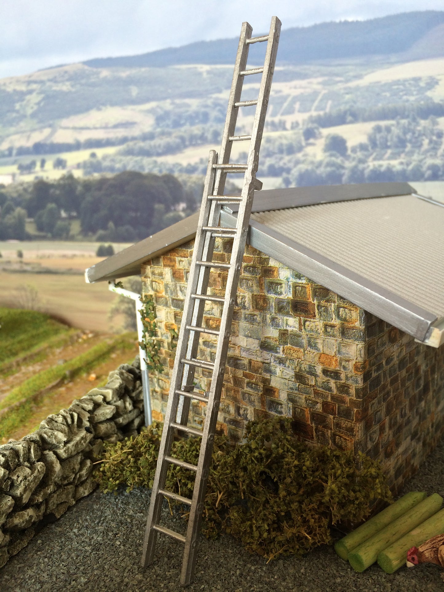 Extending Aluminium Ladder 1:32 scale by HLT Miniatures WM056