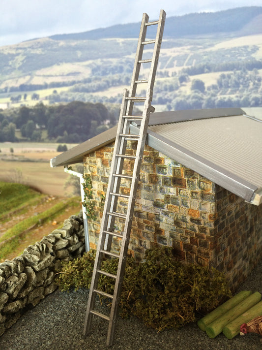 Extending Aluminium Ladder 1:32 scale by HLT Miniatures WM056